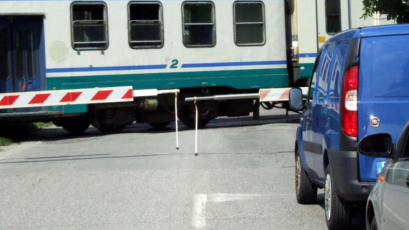 Chiudono due passaggi a livello. La viabilità rischia di andare in tilt Chiudono due passaggi a livello. La viabilità rischia di andare in tilt
