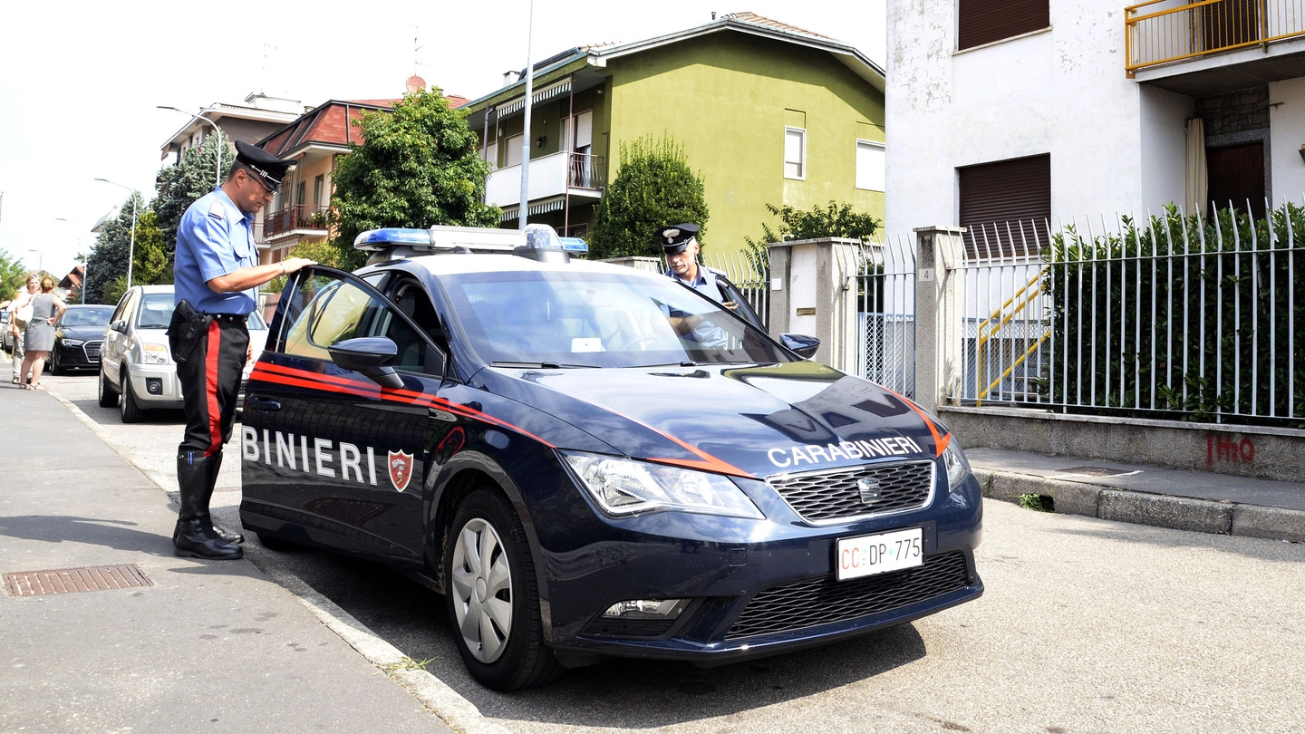 I carabinieri in via Belvedere davanti alla casa della vittima  messa sotto sequestro