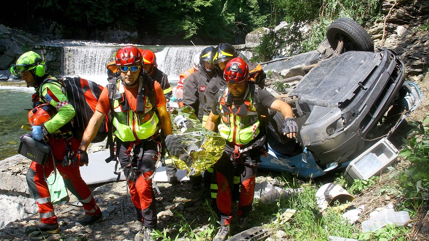 Il Soccorso Alpino e i Vigili del fuoco recuperano il conducente (foto Orlandi)