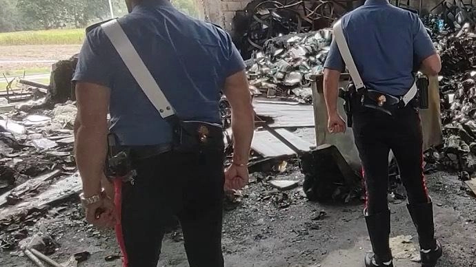 Rogo doloso del capannone. Arrestati a Milano i tre incendiari Rogo doloso del capannone. Arrestati a Milano i tre incendiari