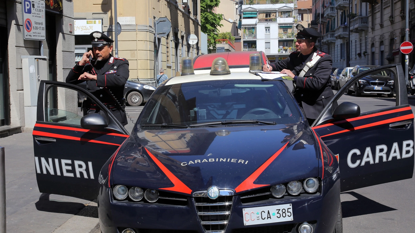 I carabinieri del Radiomobile in via Padova