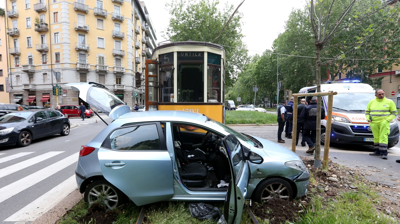 Incidente tra auto e tram (La Presse)