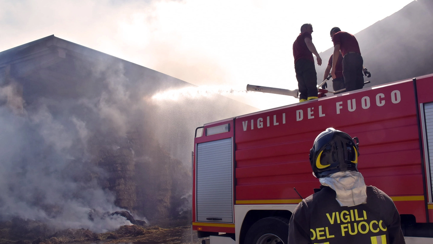 Vigili del fuoco al lavoro per spegnere un rogo di rotoballe di fieno nell’estate dell’anno scorso in Oltrepo Pavese