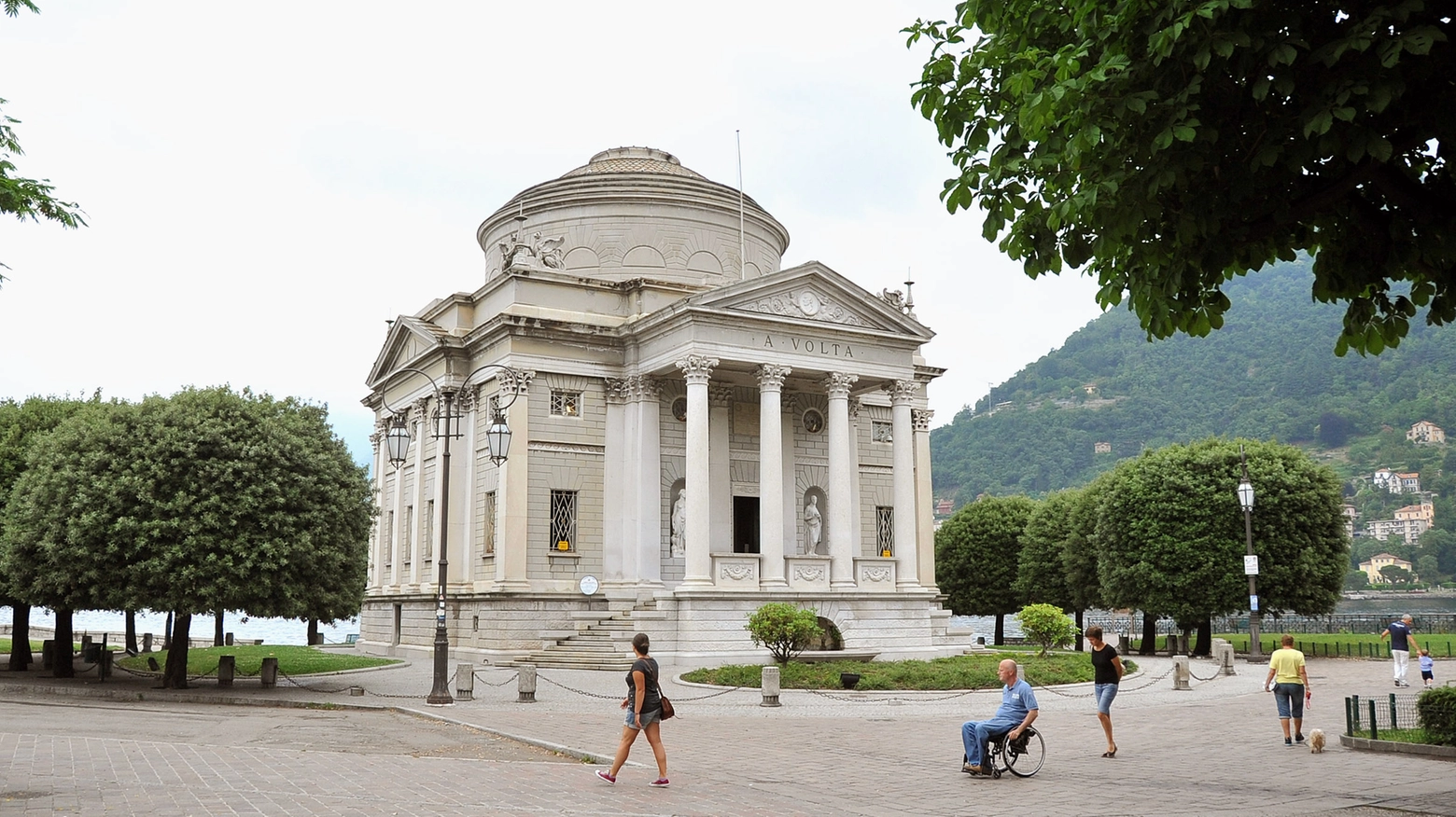 L'esterno del tempio Voltiano (Cusa)