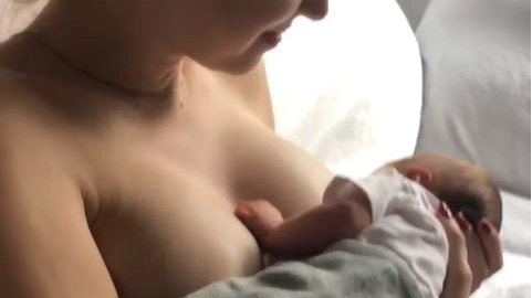 Chiara Ferragni allatta il figlio Leone (Instagram/@chiaraferragni)