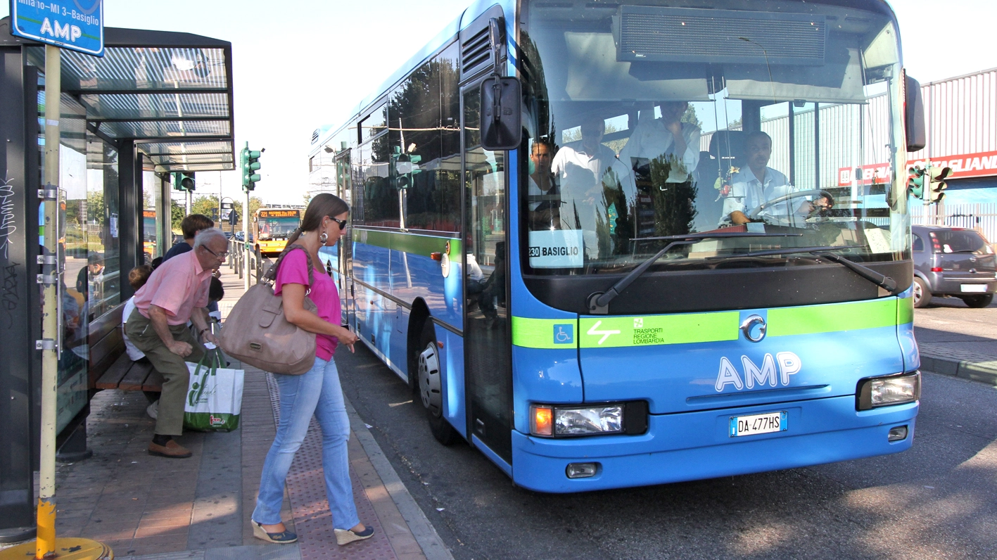 Trasporto pubblico: gli autobus sono spesso l'unico mezzo di collegamento in città e tra i paesi