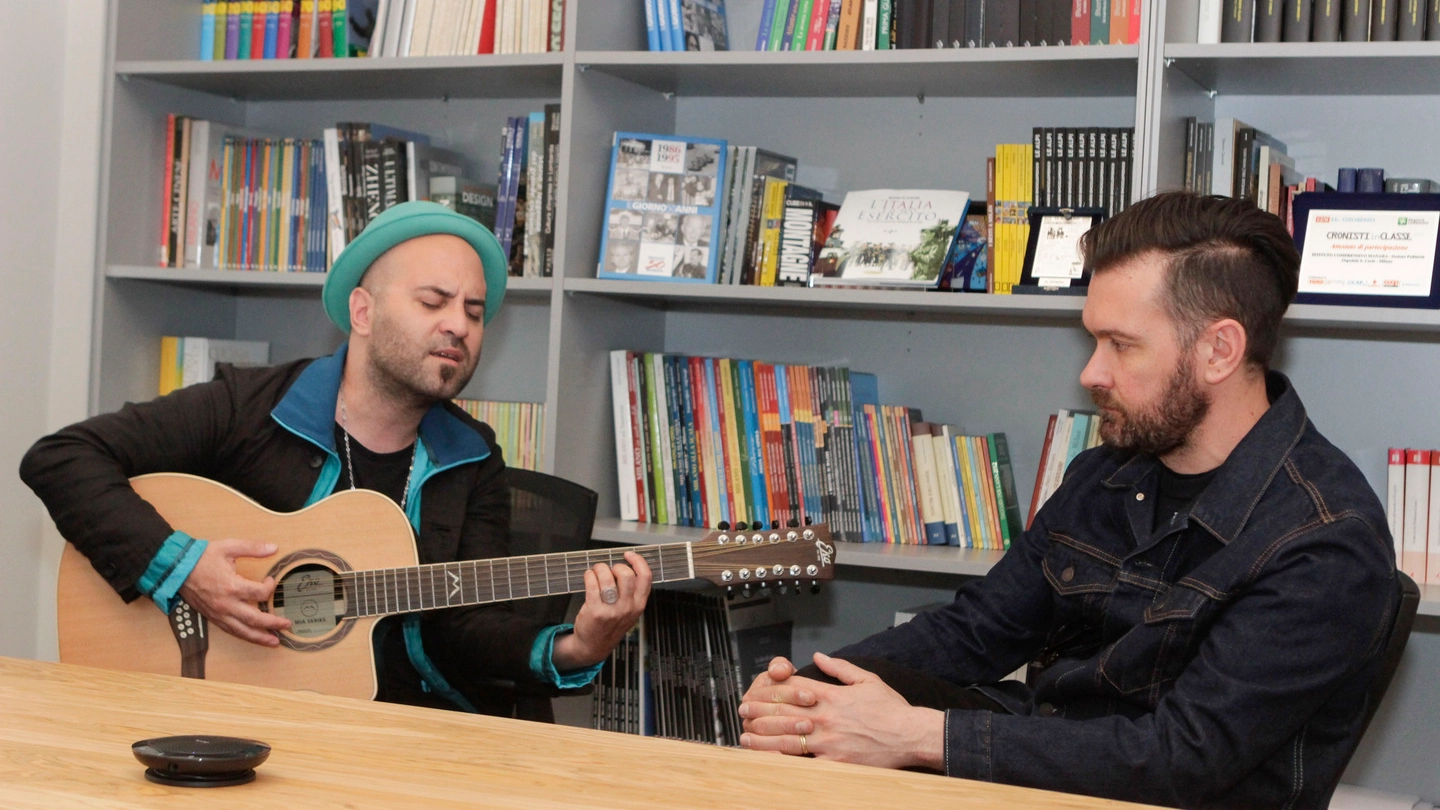 Giuliano Sangiorgi con la chitarra e Andrea Mariano 