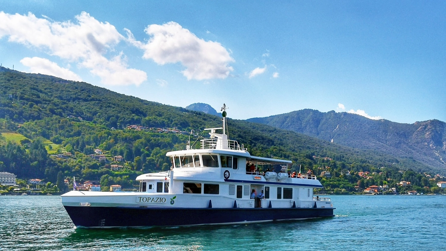 Collegamenti con le isole Borromeo, l'eremo di Santa Caterina del Sasso e fra le tratte Arona e Stresa. Garantite anche le corse internazionali con gli scali in Svizzera