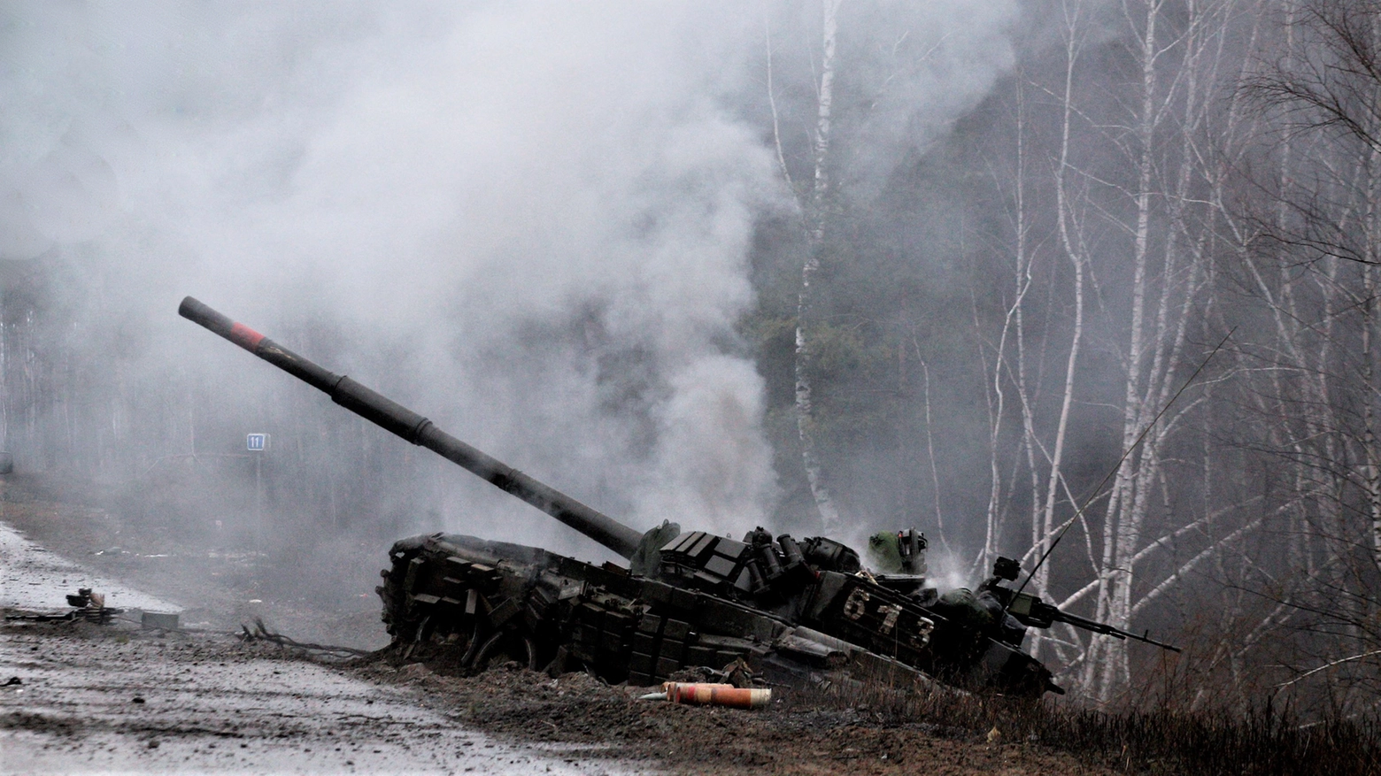 Un carro armato russo distrutto dalle forze ucraine vicino a Luhansk