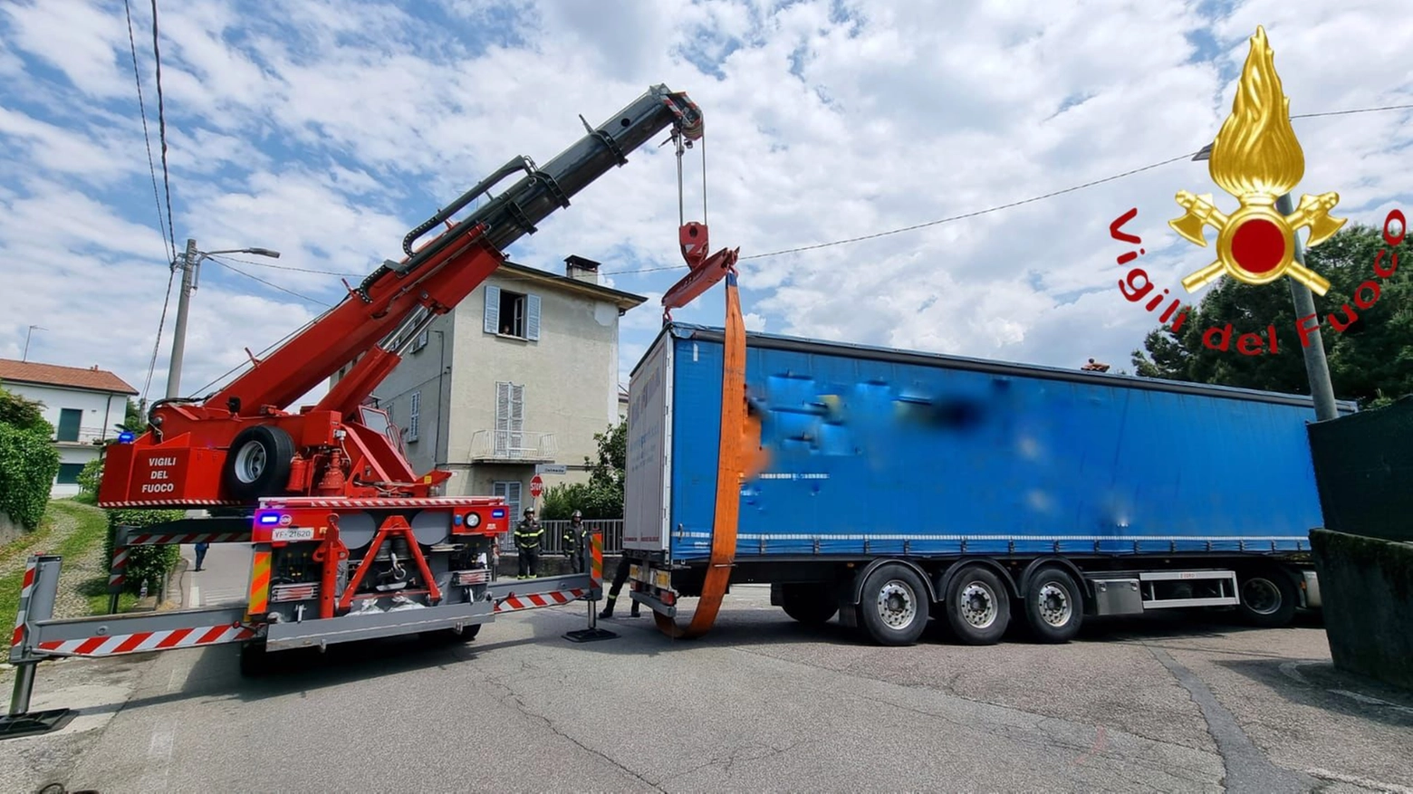 Il tir rimasto incastrato Il tir rimasto incastrato