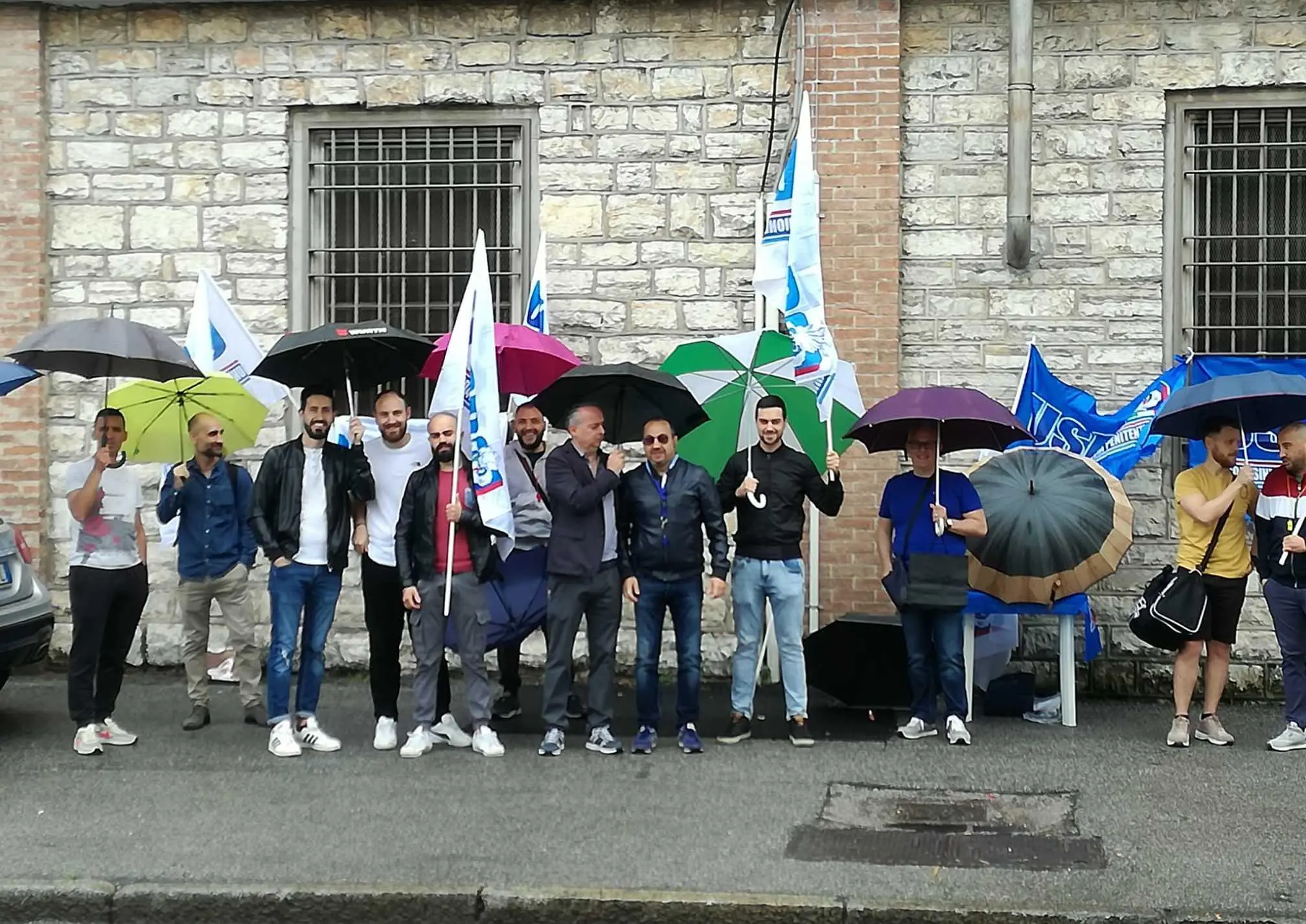 "Dalla politica solo promesse" Sit-in di protesta degli agenti