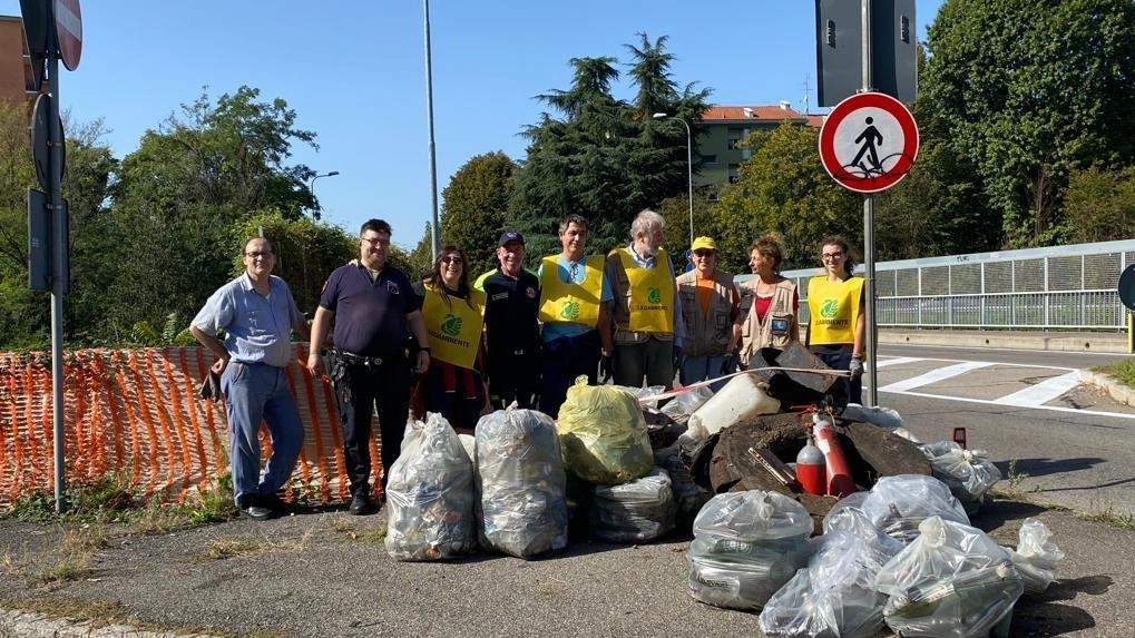 Discarica sotto la Milano-Meda. Raccolti 155 sacchetti di rifiuti Discarica sotto la Milano-Meda. Raccolti 155 sacchetti di rifiuti
