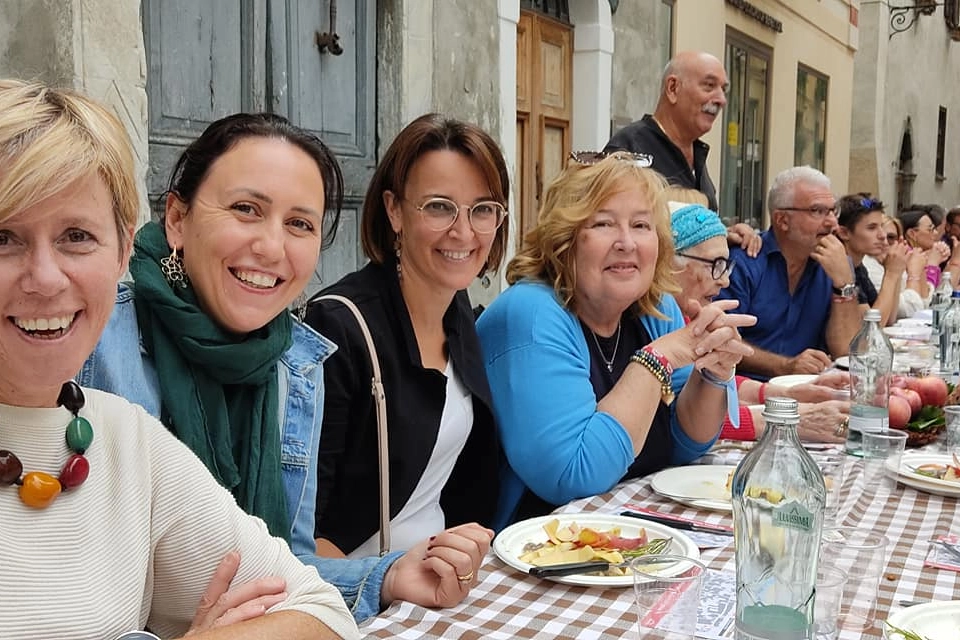 Il sindaco Silvia Cavazzi a tavola per la pizzocherata dei record