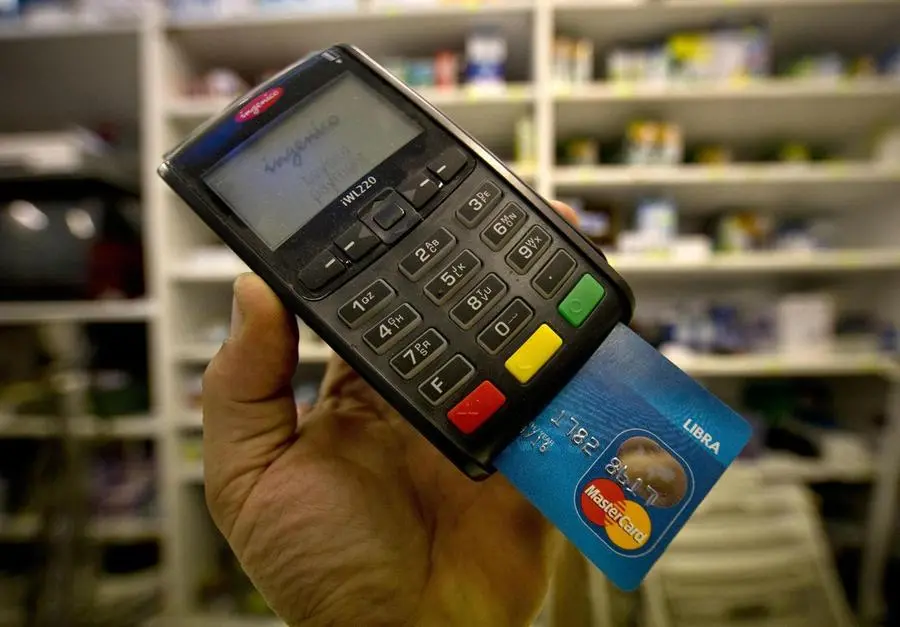 Pagamenti con carte di credito e bancomat dal 30 giugno: cosa succede a chi non li accetta