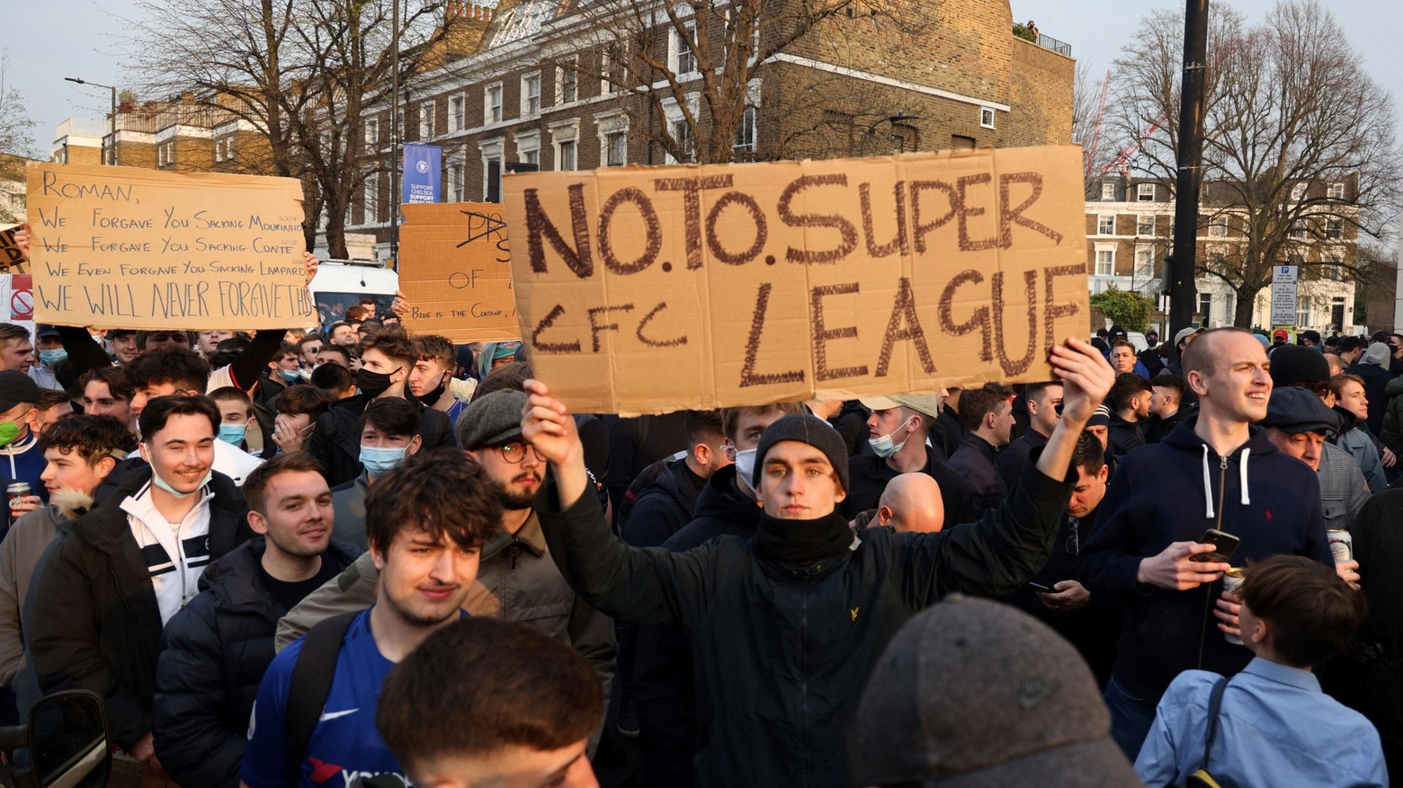 Proteste dei tifosi inglesi contro la Superlega