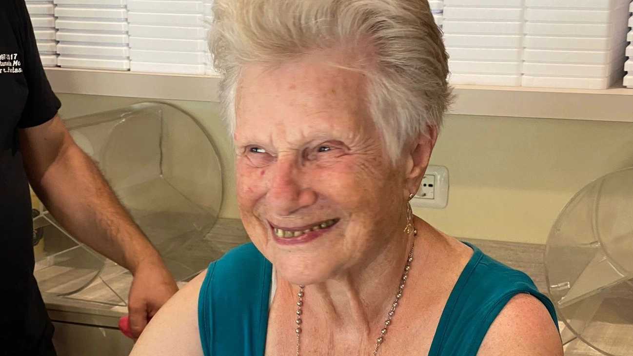 Carla Nova, 92 anni, riapre la sua gelateria chiusa da 24 anni e fondata col marito Iseo 