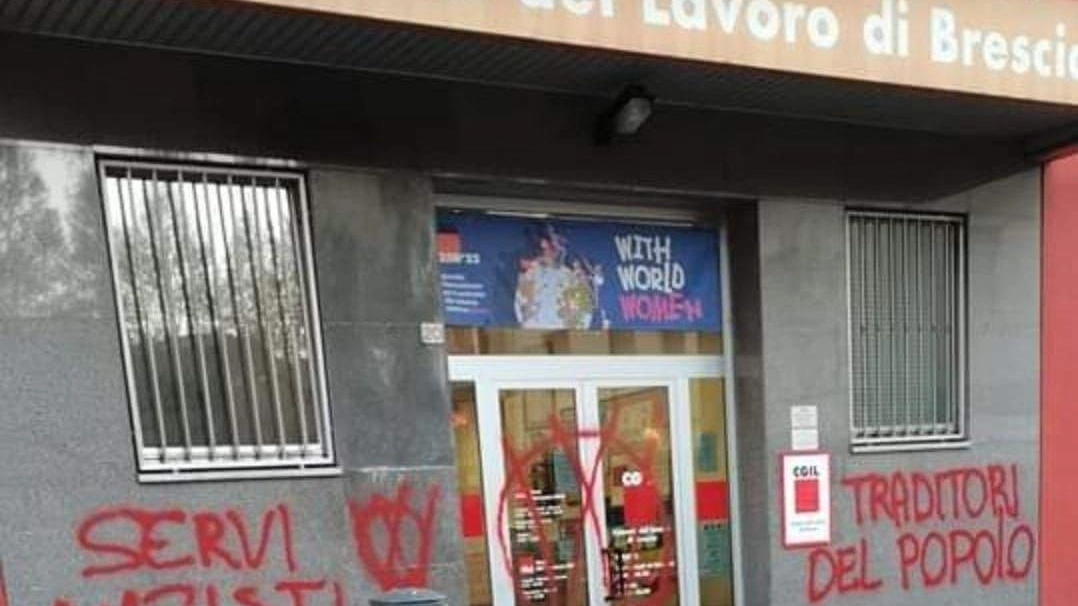 Sede imbrattata  La Cgil incassa  tanta solidarietà