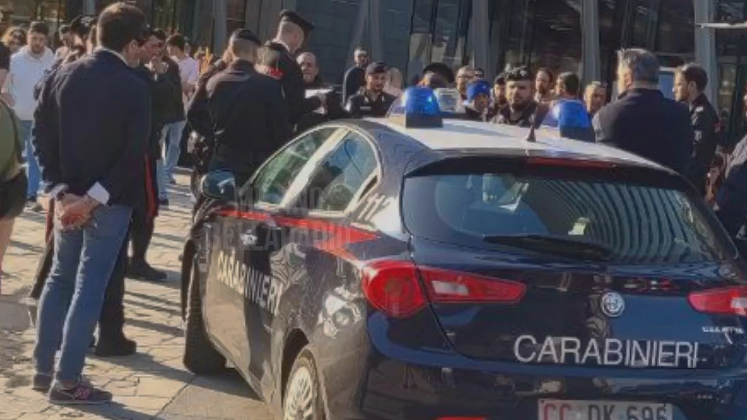 L'intervento dei carabinieri in piazza Gae Aulenti (da Instagram: milanobelladadio)