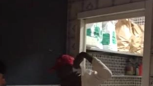 Frame video "disinfestazione" dei dipendenti di colore di Rossopomodoro