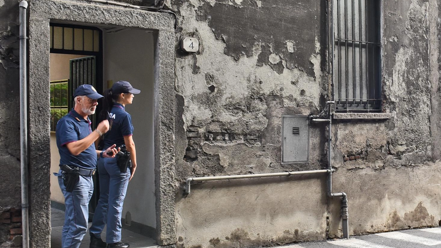 Gli agenti fuori dall'abitazione in cui si è consumata la violenza