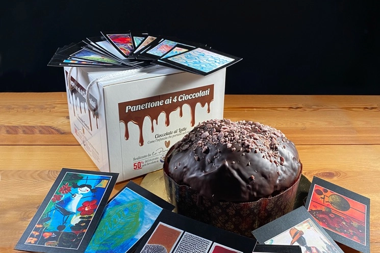 Panettone ai 4 cioccolati e le card disegnate dai ragazzi dell'Associazione