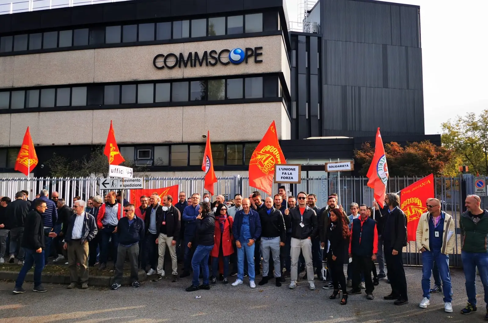 Agrate Brianza, manifestazione davanti alla Commscope: "No ai 42 licenziamenti"