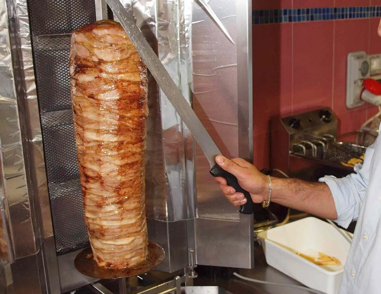 Brescia, i Nas sequestrano 60 chili di carne avariata in un kebab: denunciato il titolare