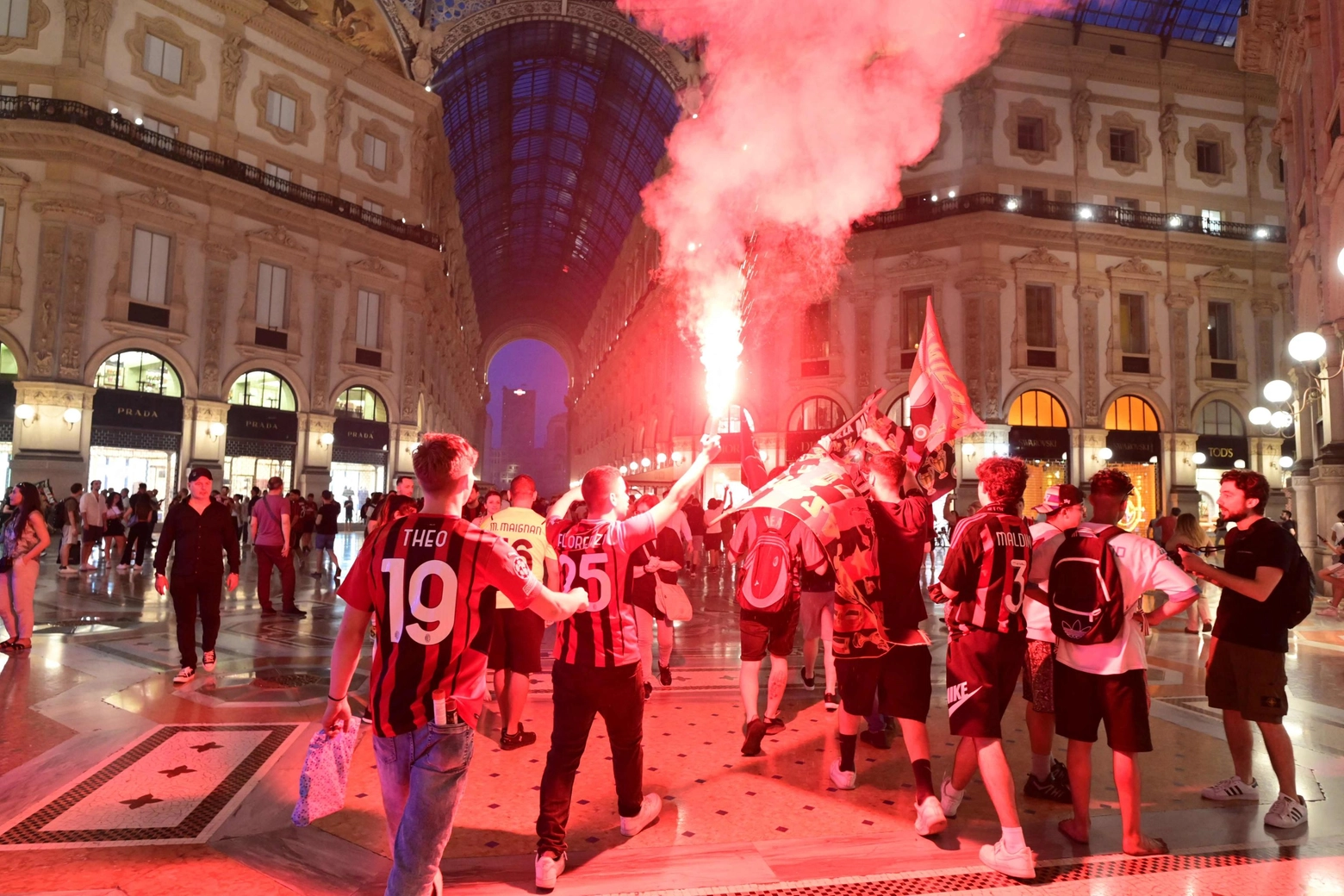 Tifosi del Milan festeggiano in pieno centro a Milano