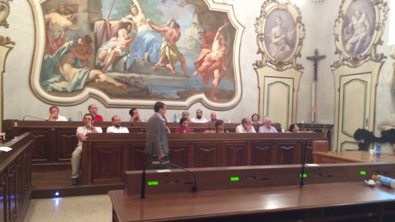 Il sindaco Massimo Depaoli esce dal Consiglio comunale dopo essere 'andato sotto'
