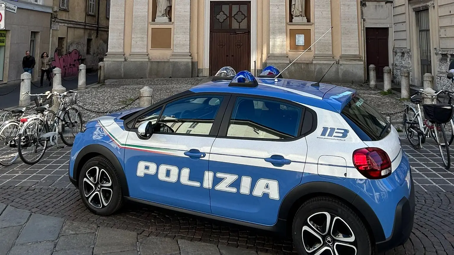 La polizia davanti alla chiesa di Monza dove è avvenuto l'episodio