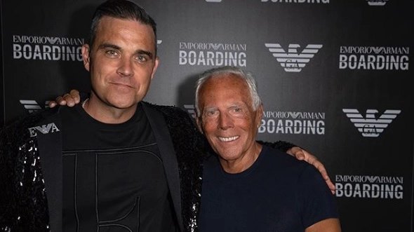 Robbie Williams con Giorgio Armani (Instagram)