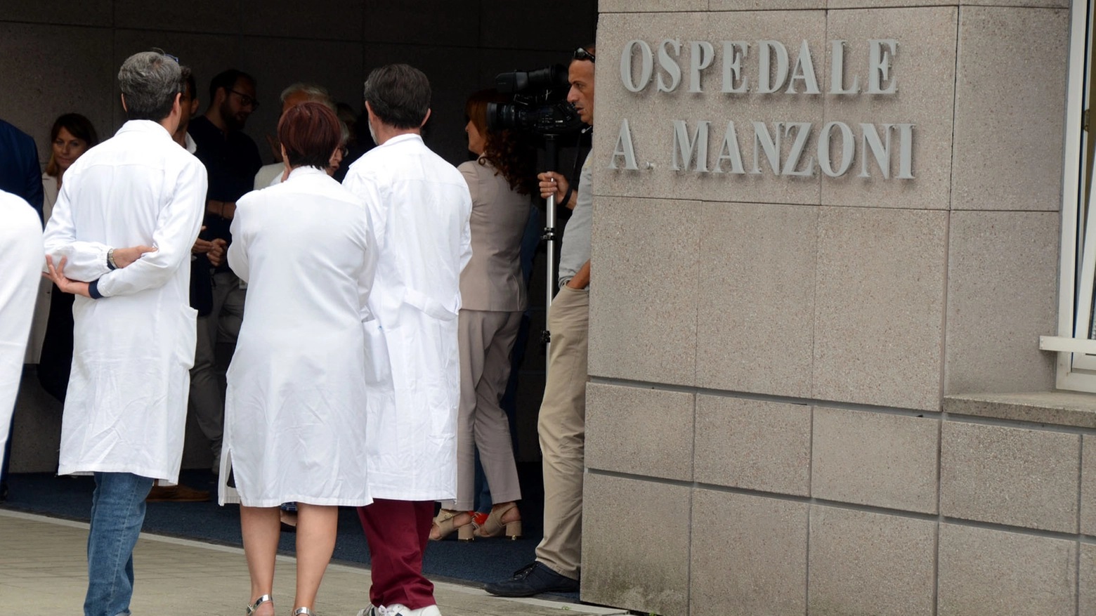 Medici davanti all'ospedale Manzoni