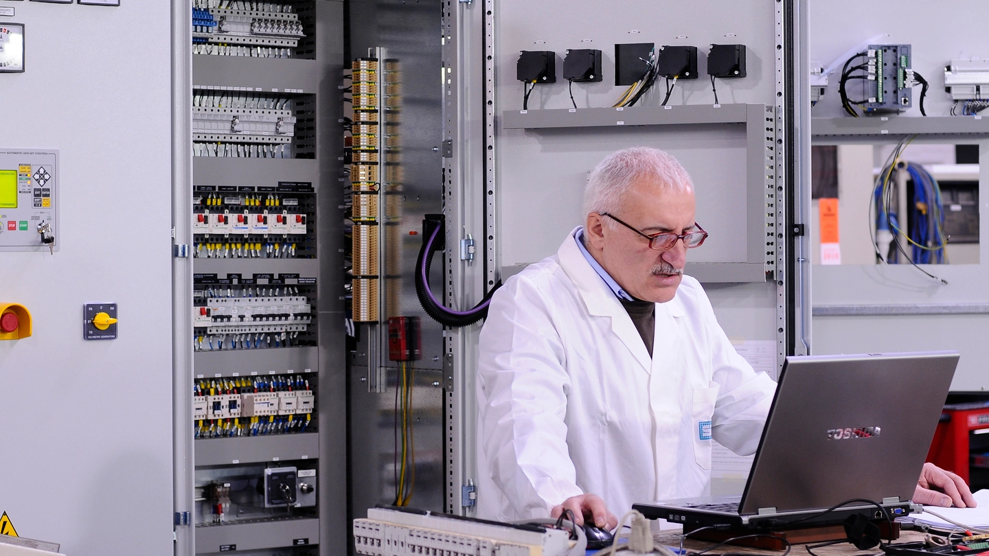 Un tecnico Sices al lavoro Un tecnico Sices al lavoro