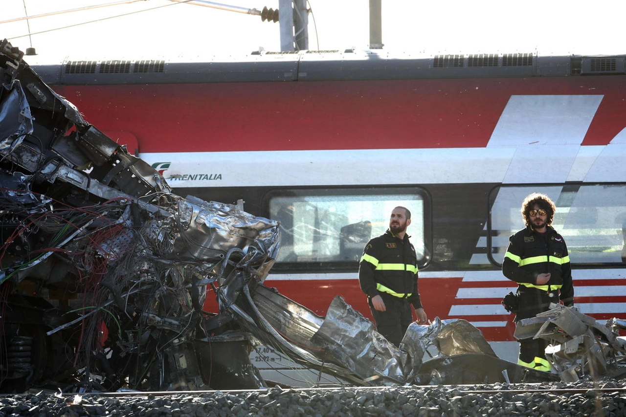 Il treno Milano-Bologna deragliato a Lodi (Ansa)