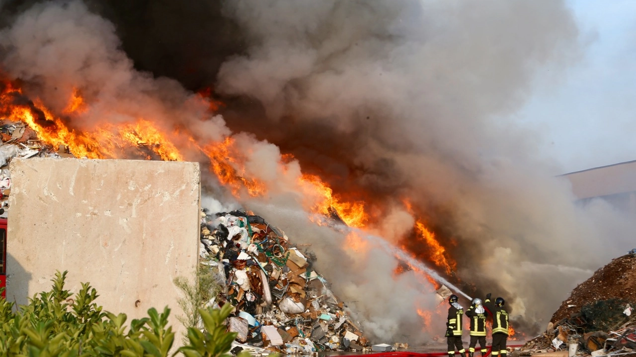 Incendio a Mortara, l'intervento dei vigili del fuoco (Sacchiero)