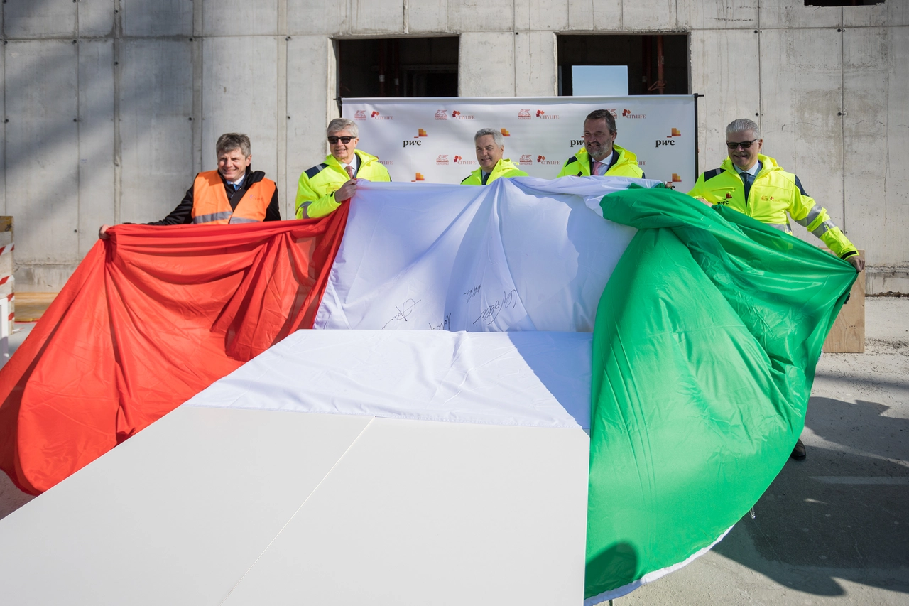 Tricolore sulla torre Pwc