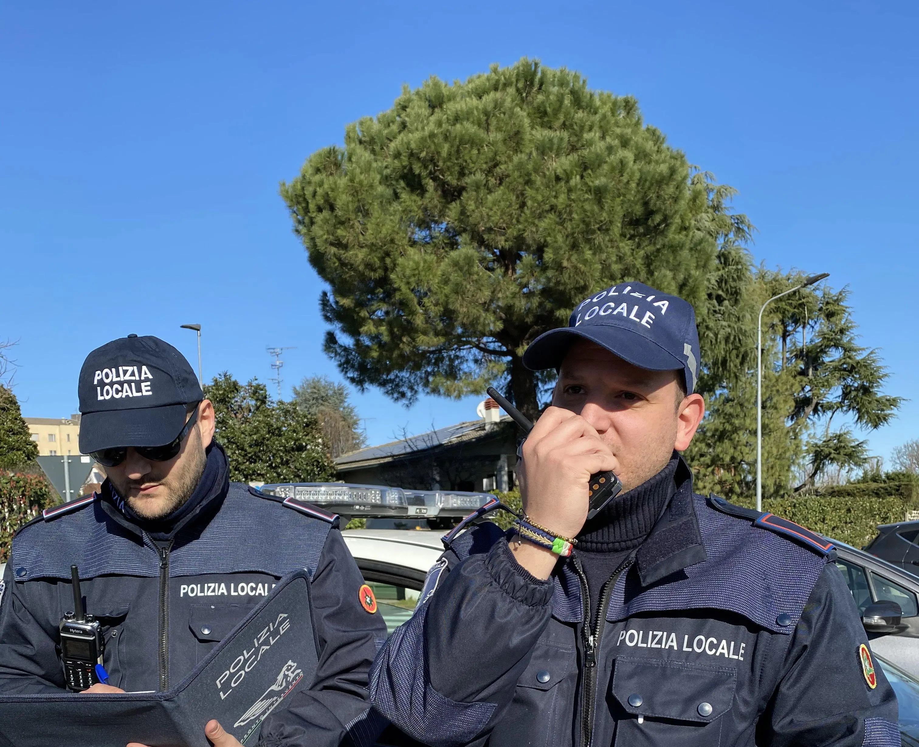 Ladro in azione in chiesa: ruba un portafogli, poi cerca di scappare