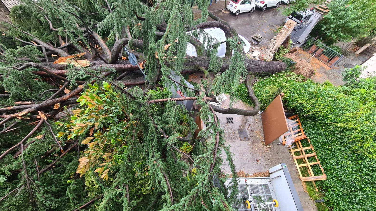 Emergenza continua Monza in ginocchio Anziani evacuati dal centro diurno Emergenza continua Monza in ginocchio Anziani evacuati dal centro diurno