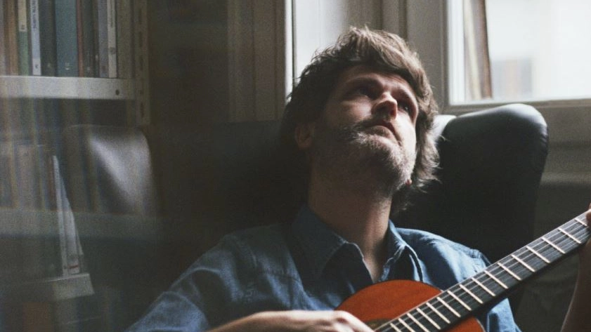 Dente presenta il nuovo album “Hotel Souvenir”: l’albergo come contenitore di ricordi