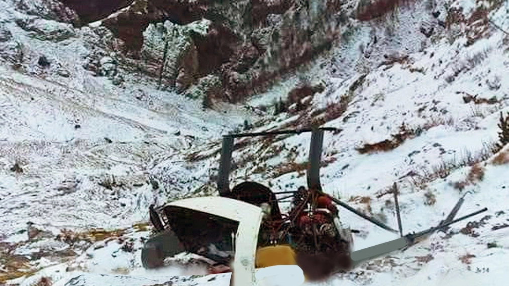 IL RELITTO Il Kompress Ch7 si è distrutto nell’impatto al suolo Stava sorvolando la cresta della montagna, a 1.800 metri di quota