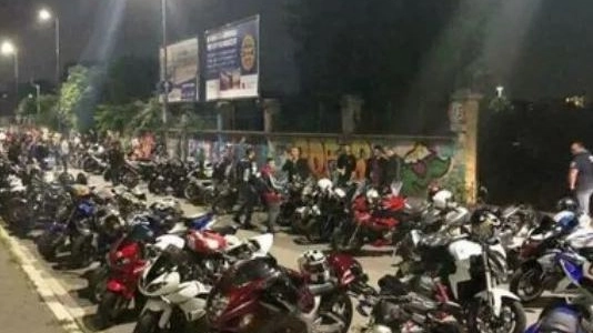 Uno dei raduni motociclistici clandestini nell’area intorno allo stadio di San Siro