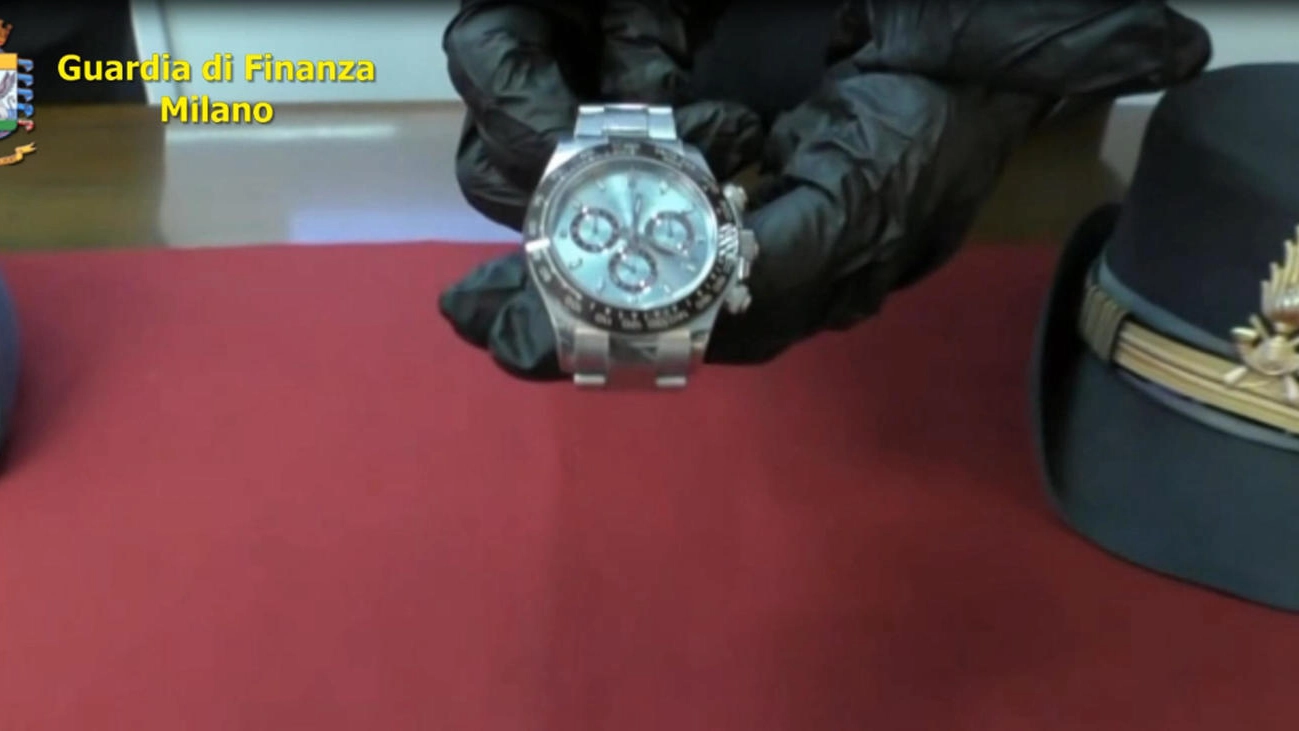 Uno degli orologi di lusso confiscati