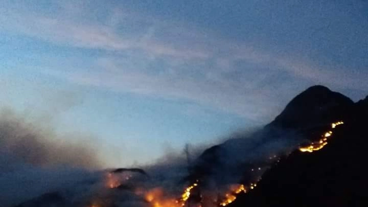 Incendio dall'alto lago di Como alla Valtellina (Foto Facebook)