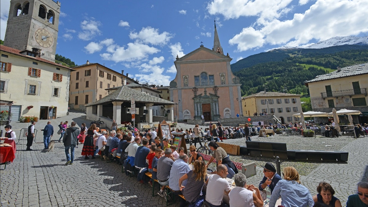 La specialità valtellinese sarà protagonista dell’evento. Tra piazza del Kuerc, via Roma e piazzetta San Vitale verrà allestita una tavolata ad anello, lunga circa 800 metri capace di ospitare 1.800 persone