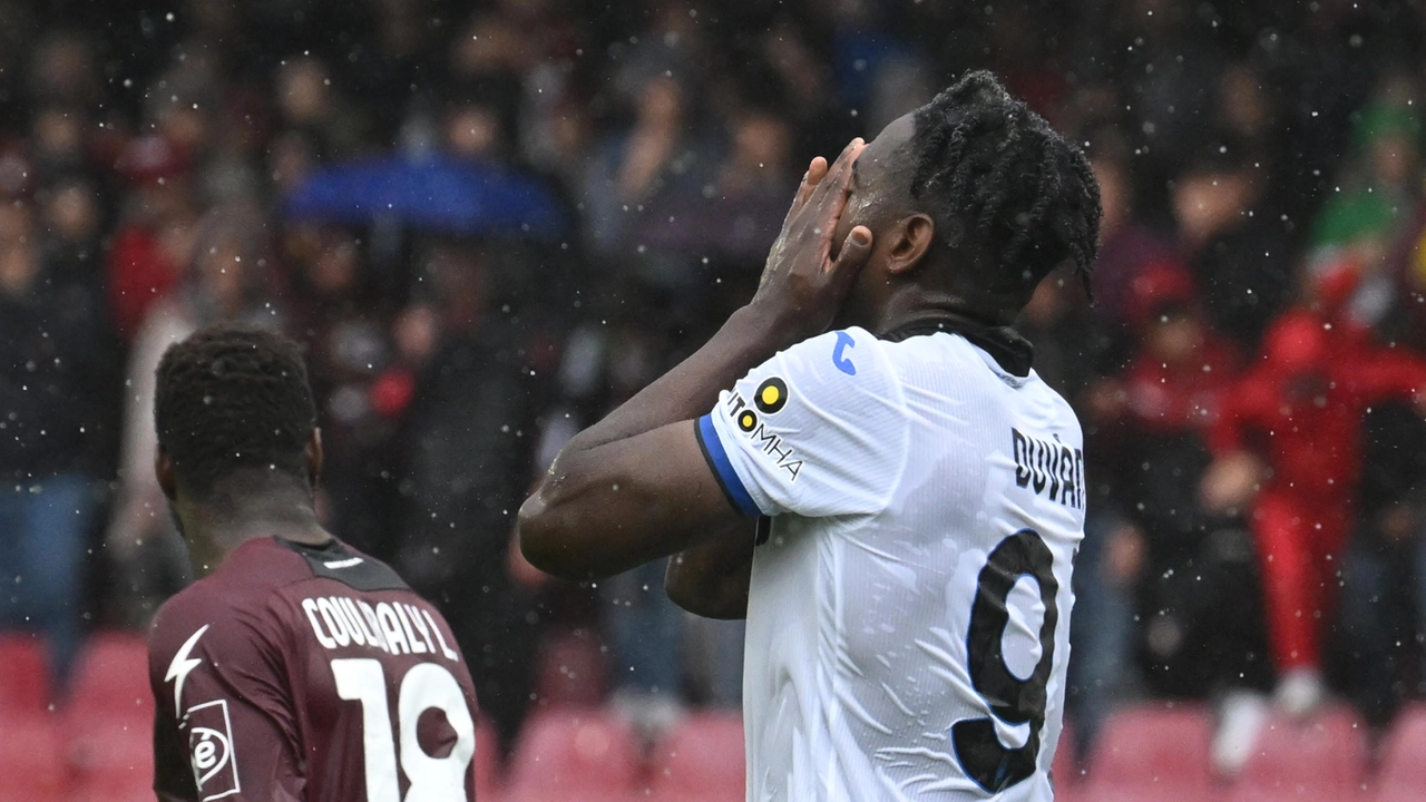 Non c’è pace per Duvan Zapata, problema muscolare: stagione finita?