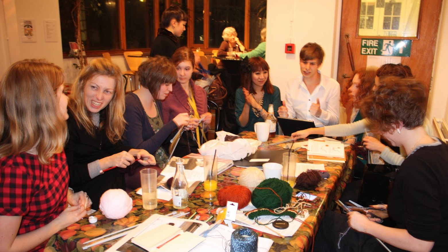 "Arm knitting fever" si svolgerà alla caffetteria Albarola sabato 14 gennaio alle 21