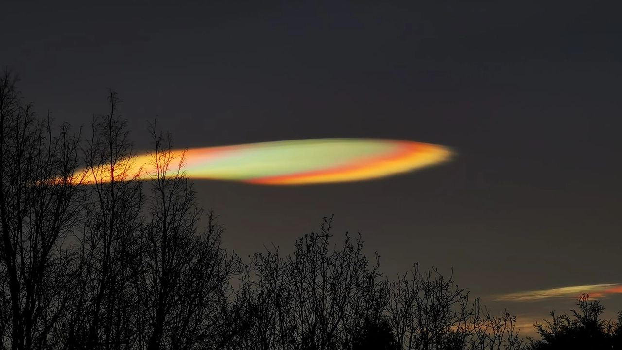 Nuvole iridescenti a Carenno (Foto facebook Gianmario Maver)