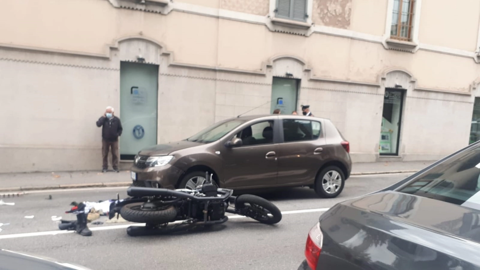 Il motociclista è stato urtato da un'auto ed è finito contro una seconda utilitaria