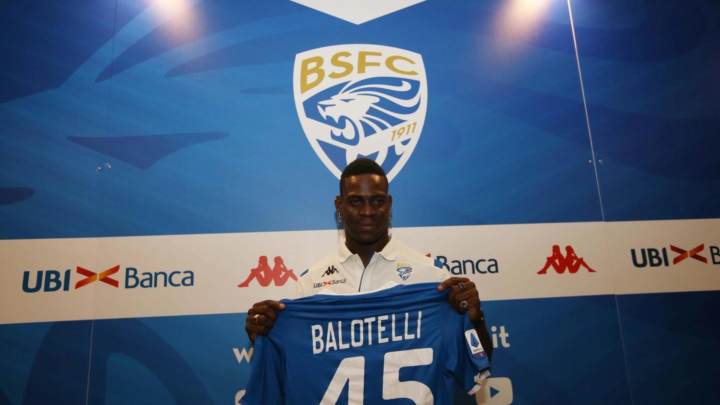 Mario Balotelli con la maglia numero 45 del Brescia (Ansa)