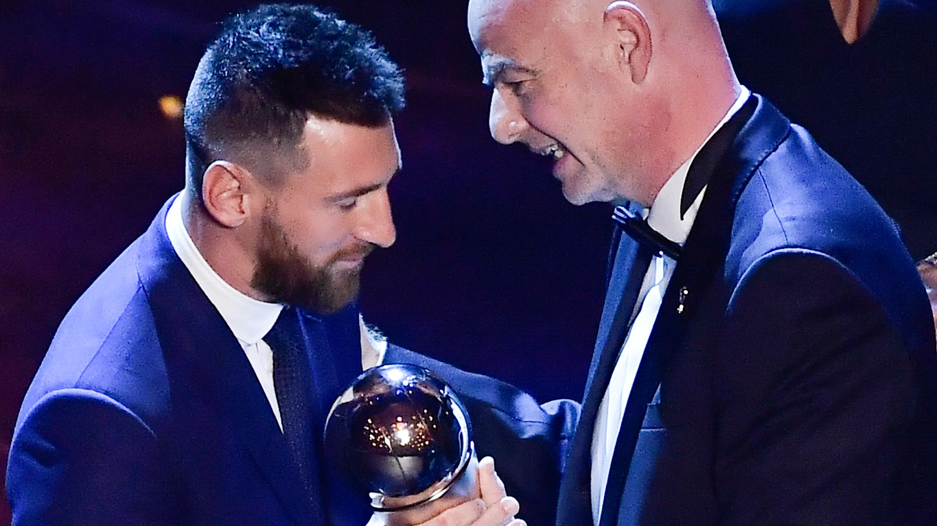 Il presidente della Fifa Gianni Infantino abbraccia Messi dopo la consegna del premio 